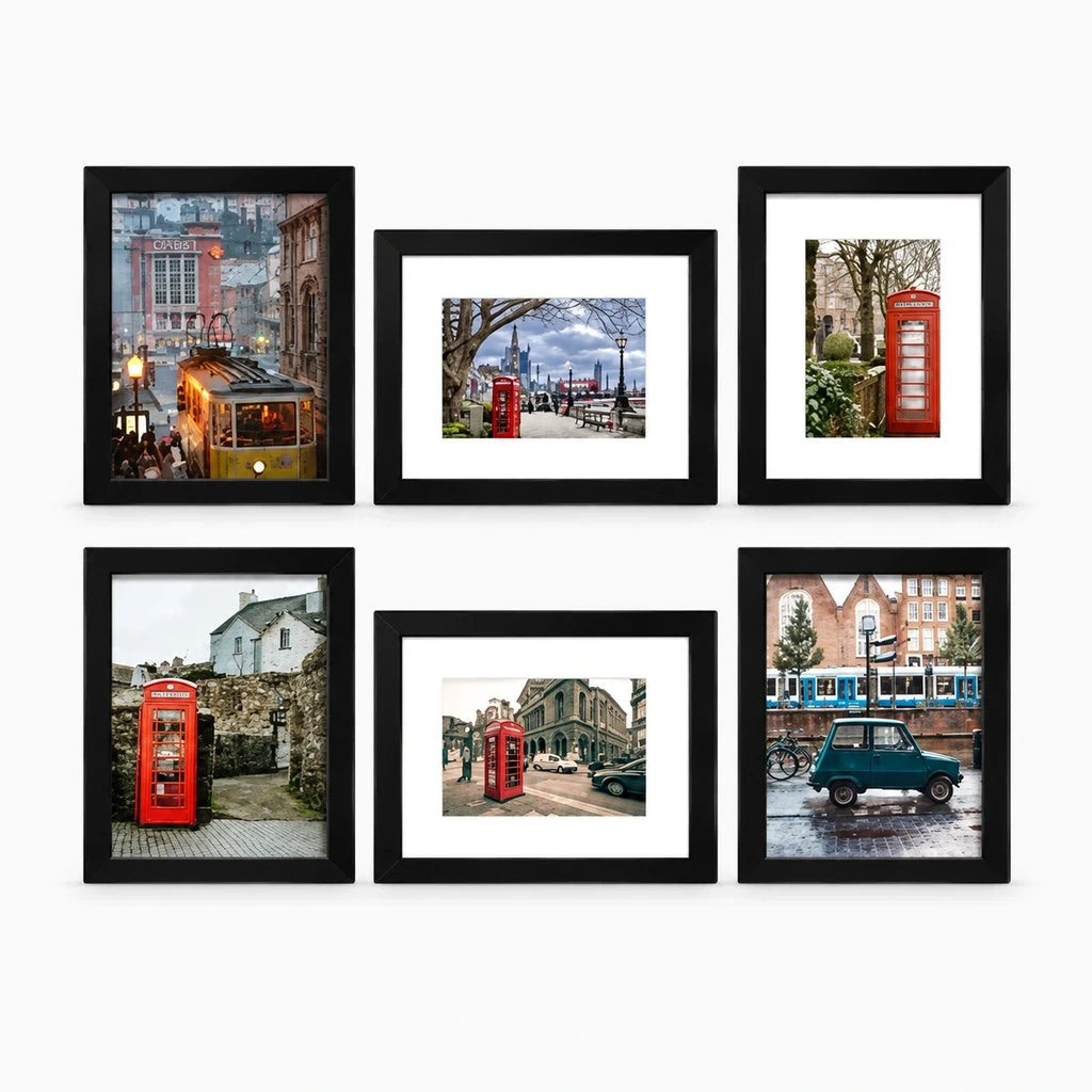 Cadre photos 10x15 noir accrochés au mur formant une composition murale de souvenirs