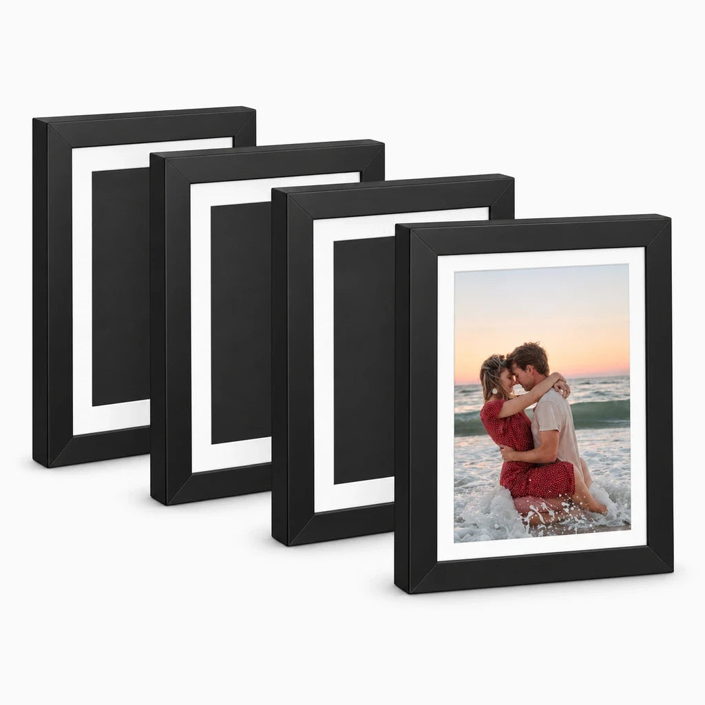 Deux cadres photos 10x15 assortis en bois noir, disposés côte à côte sur un mur épuré