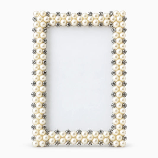 Cadre photo argent orné de perles scintillantes, posé sur une étagère