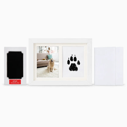 Encadrement blanc affichant l'empreinte digitale d'une patte de chien en noir mat