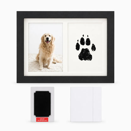 Cadre photo noir minimaliste présentant l'impression claire d'une patte de petit chien
