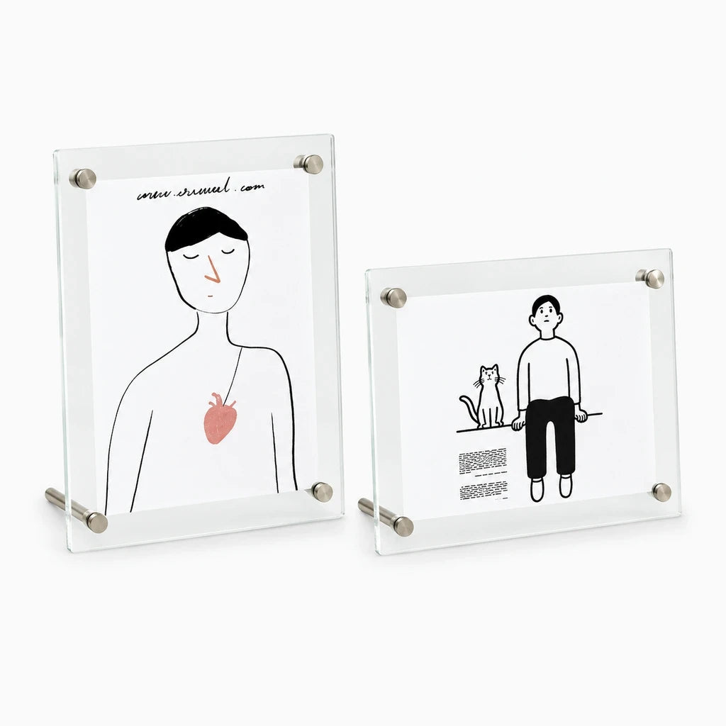 Cadre photo double face léger présentant une carte postale entre plaques transparentes sur bureau