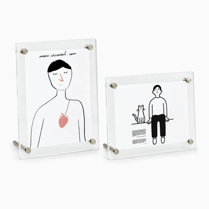 Cadre photo double face léger présentant une carte postale entre plaques transparentes sur bureau