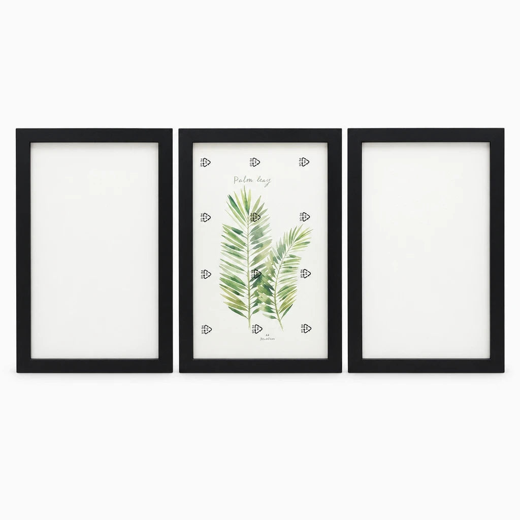 Support cadre photo à poser blanc, trois tailles alignées sur une console