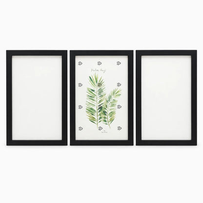 Support cadre photo à poser blanc, trois tailles alignées sur une console