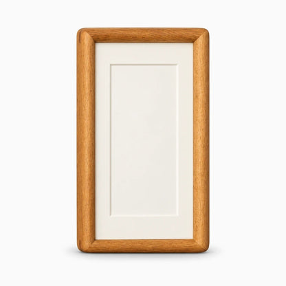 Cadre rectangulaire photo posé sur étagère, mettant en valeur une photographie