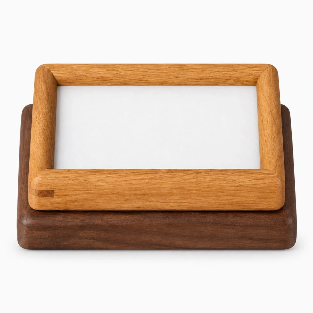 Cadre photo rectangulaire en bois sombre sur bureau, finition sobre et élégante