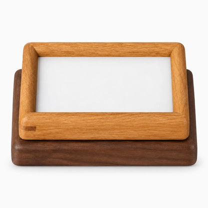Cadre photo rectangulaire en bois sombre sur bureau, finition sobre et élégante