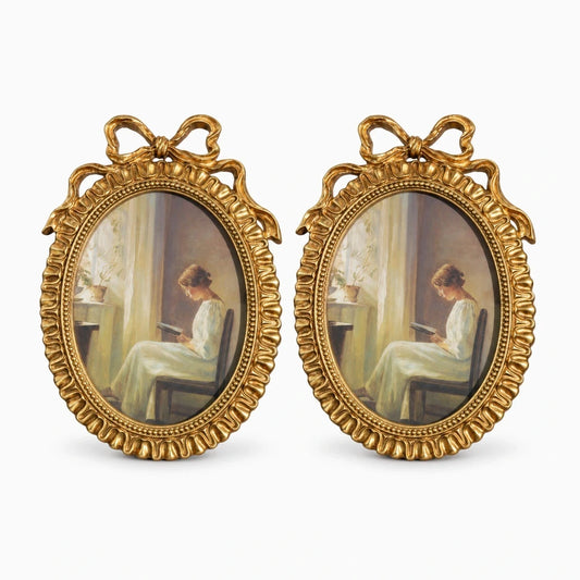 Cadre vintage à teinte dorée et forme ovale, ornementation raffinée sur meuble