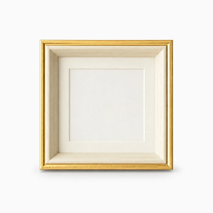 Cadre pour photo carré avec ouverture ronde de 10 cm, finition dorée sur bureau