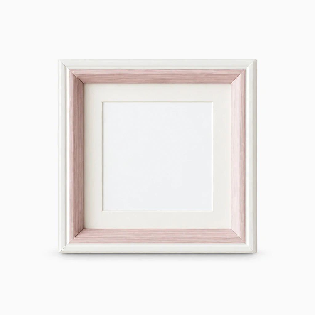 Cadre photo carré rose poudré, fenêtre circulaire, détail de la silhouette carrée épurée