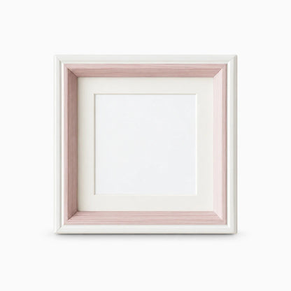 Cadre photo carré rose poudré, fenêtre circulaire, détail de la silhouette carrée épurée