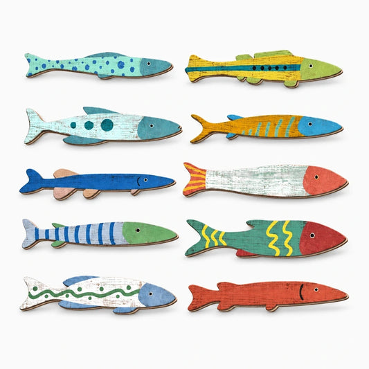 Poisson en bois peint aux couleurs vives suspendu au mur du salon