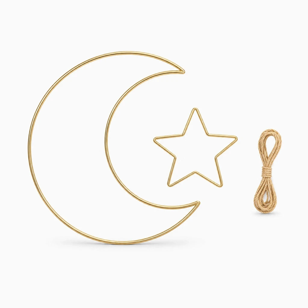 Décoration murale dorée composée de trois étoiles et une lune en métal fin aux reflets brillants