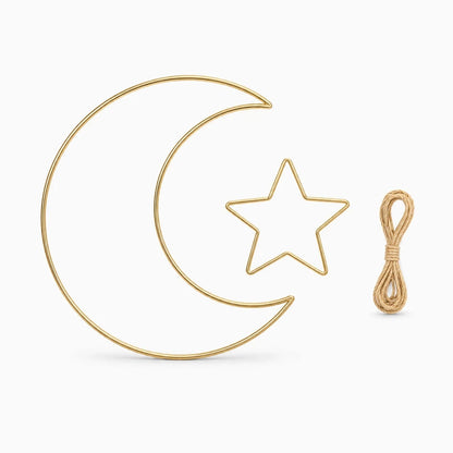 Décoration murale dorée composée de trois étoiles et une lune en métal fin aux reflets brillants