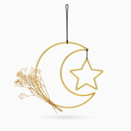 Ensemble de formes décoratives dorées représentant des étoiles et une lune en métal ajouré