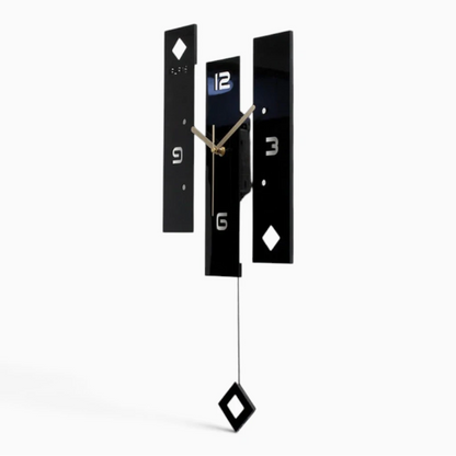 Grande horloge murale noire brillante fixée au mur d'un salon moderne