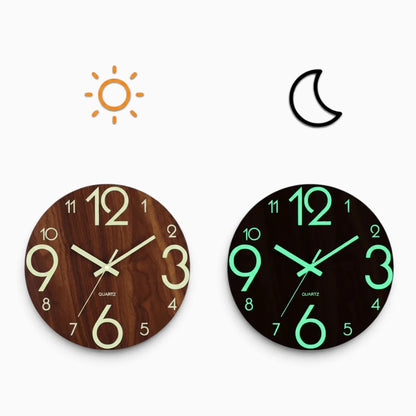 Horloge murale bois design accrochée au mur d'un intérieur minimaliste épuré
