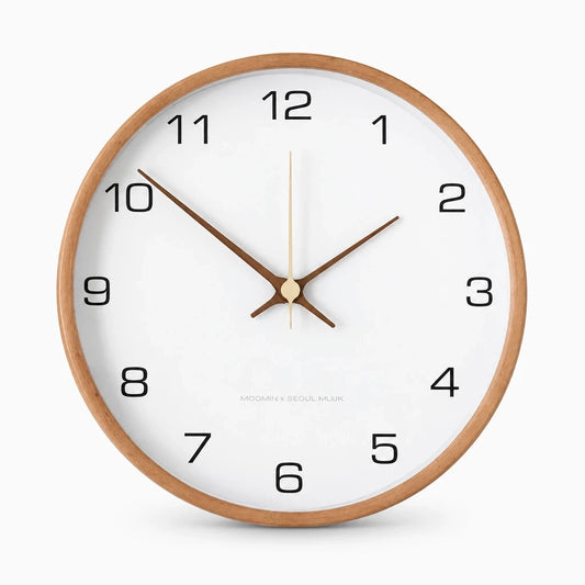 Horloge murale en bois naturel avec cadran clair et aiguilles fines