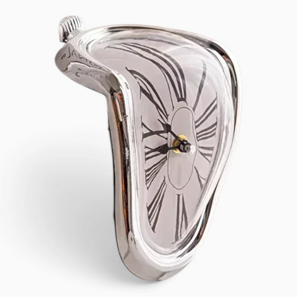 Pendule murale design noir avec cadran épuré sur mur blanc
