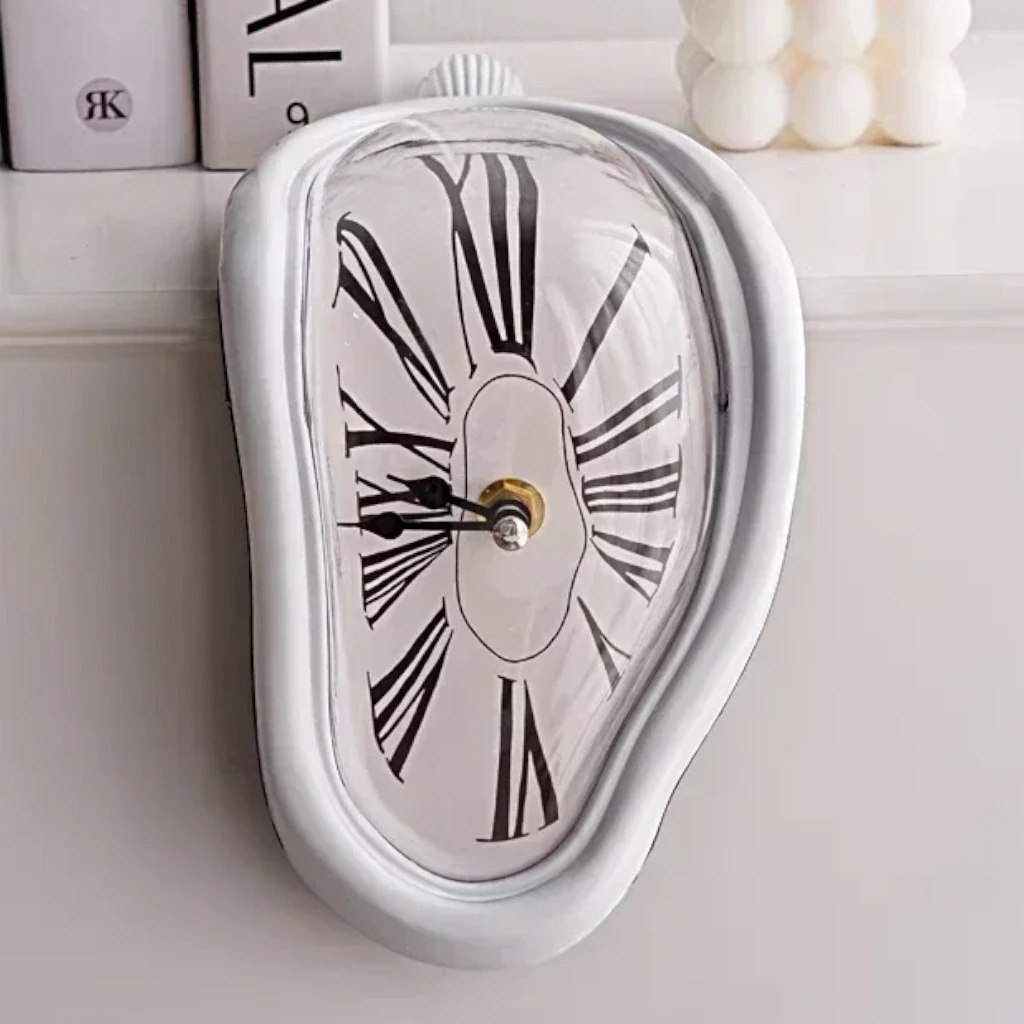 Horloge design noir au cadran abstrait aux lignes courvilignes