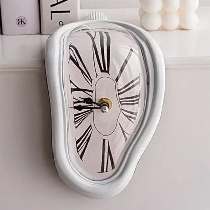 Horloge design noir au cadran abstrait aux lignes courvilignes