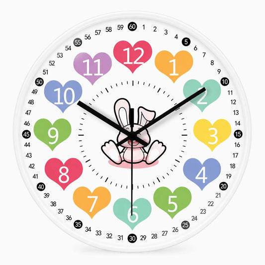 Horloge silencieuse au cadran blanc sur mur de salon moderne