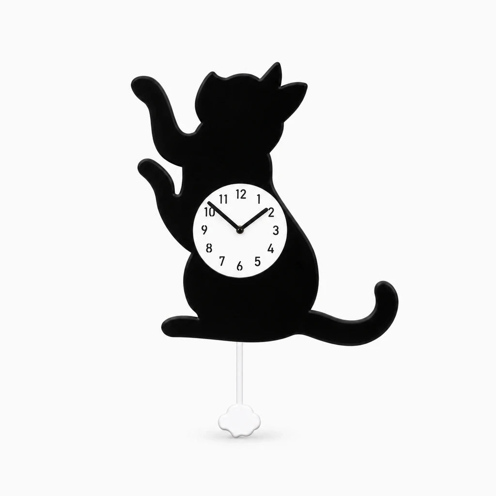 Horloge silencieuse sans tic-tac avec cadran blanc et aiguilles noires, suspendue au mur d'un salon moderne