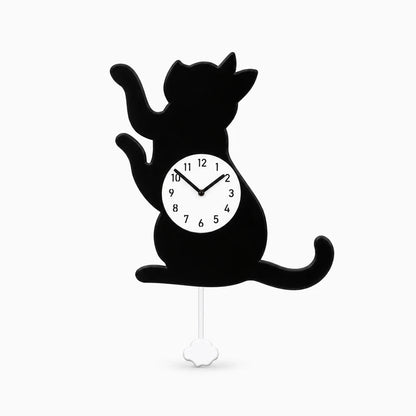 Horloge silencieuse sans tic-tac avec cadran blanc et aiguilles noires, suspendue au mur d'un salon moderne