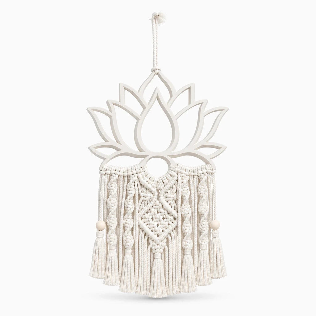 Macramé mural grand format suspendu au-dessus d'un lit, design graphique avec tissage ajouré et motifs en relief