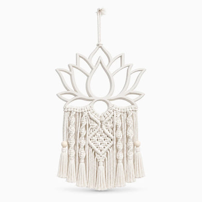 Macramé mural grand format suspendu au-dessus d'un lit, design graphique avec tissage ajouré et motifs en relief
