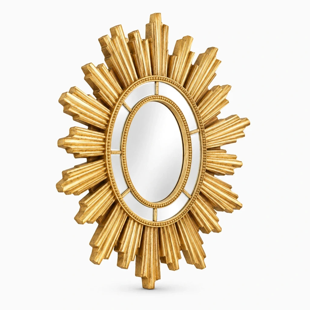 Détail du miroir design salon avec motifs dorés en relief