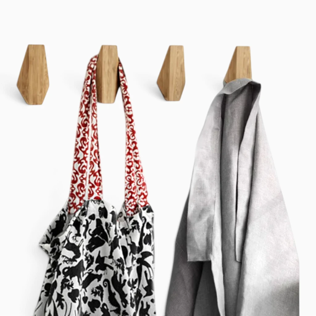 Crochet mural minimaliste en bois naturel accueillant clés et accessoires du quotidien