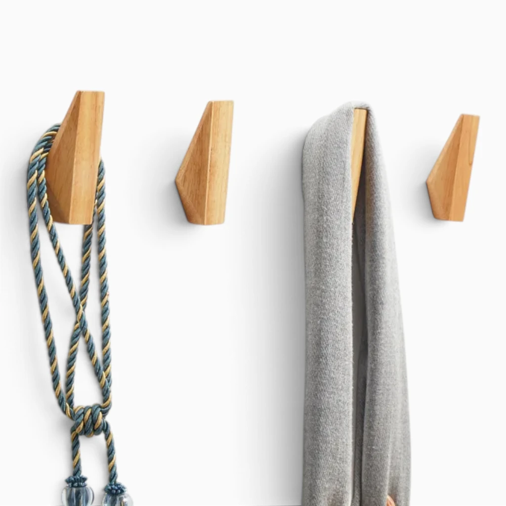 Ensemble de quatre porte clés muraux décoratiifs en bois aux lignes épurées et sobres