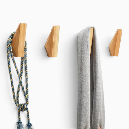 Ensemble de quatre porte clés muraux décoratiifs en bois aux lignes épurées et sobres