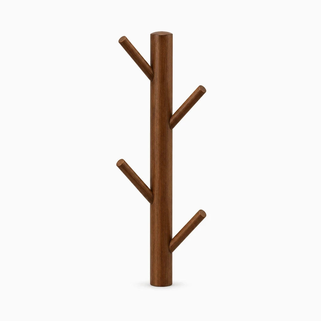 Porte manteau bois flotté avec branche noueuse fixé au mur dans une entrée épurée