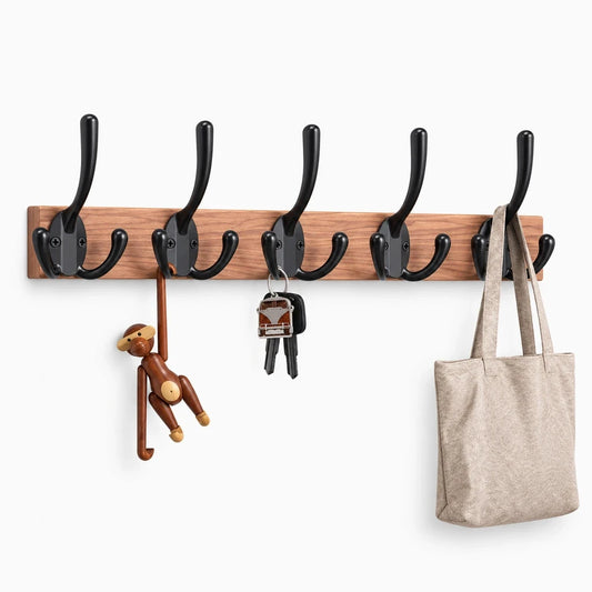 Porte manteau mural design en bois noyer avec cinq crochets espacés pour manteaux et accessoires