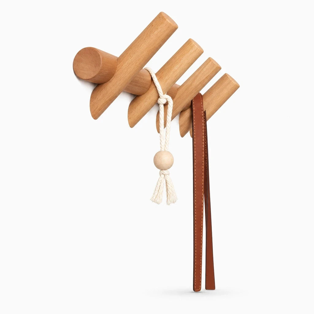 Rangement mural enfant en bois naturel fixé au mur d'une entrée avec bonnets et vestes accrochés