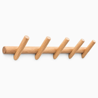 Structure en bois massif du porte-manteau mural enfant libérant l'espace au sol de l'entrée
