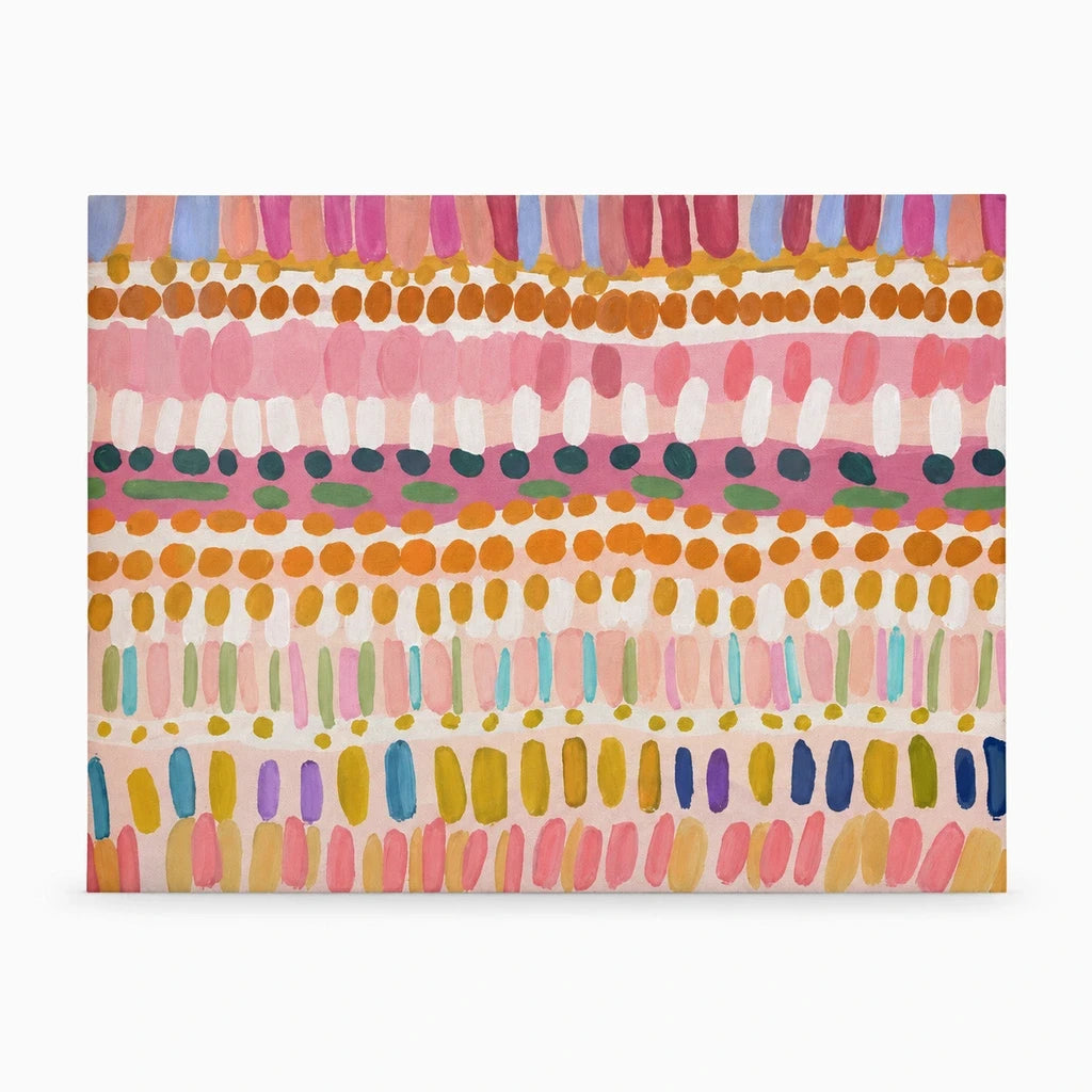 Tableaux abstraits colorés accrochés au mur d'un salon épuré