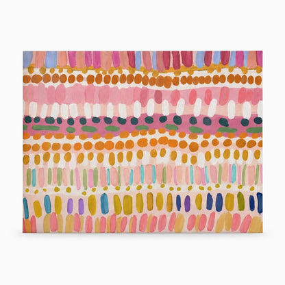 Tableaux abstraits colorés accrochés au mur d'un salon épuré