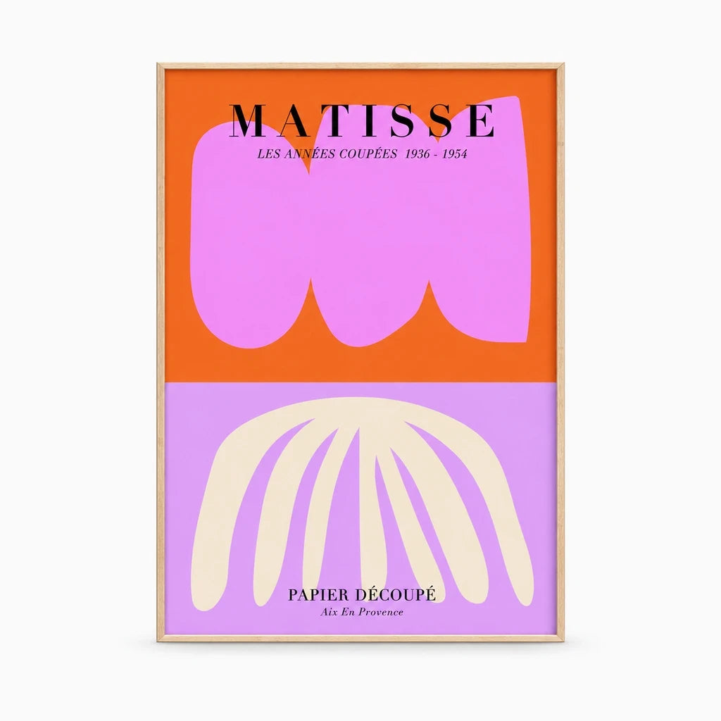 Tableaux abstraits fleurs affichés dans un salon moderne et épuré